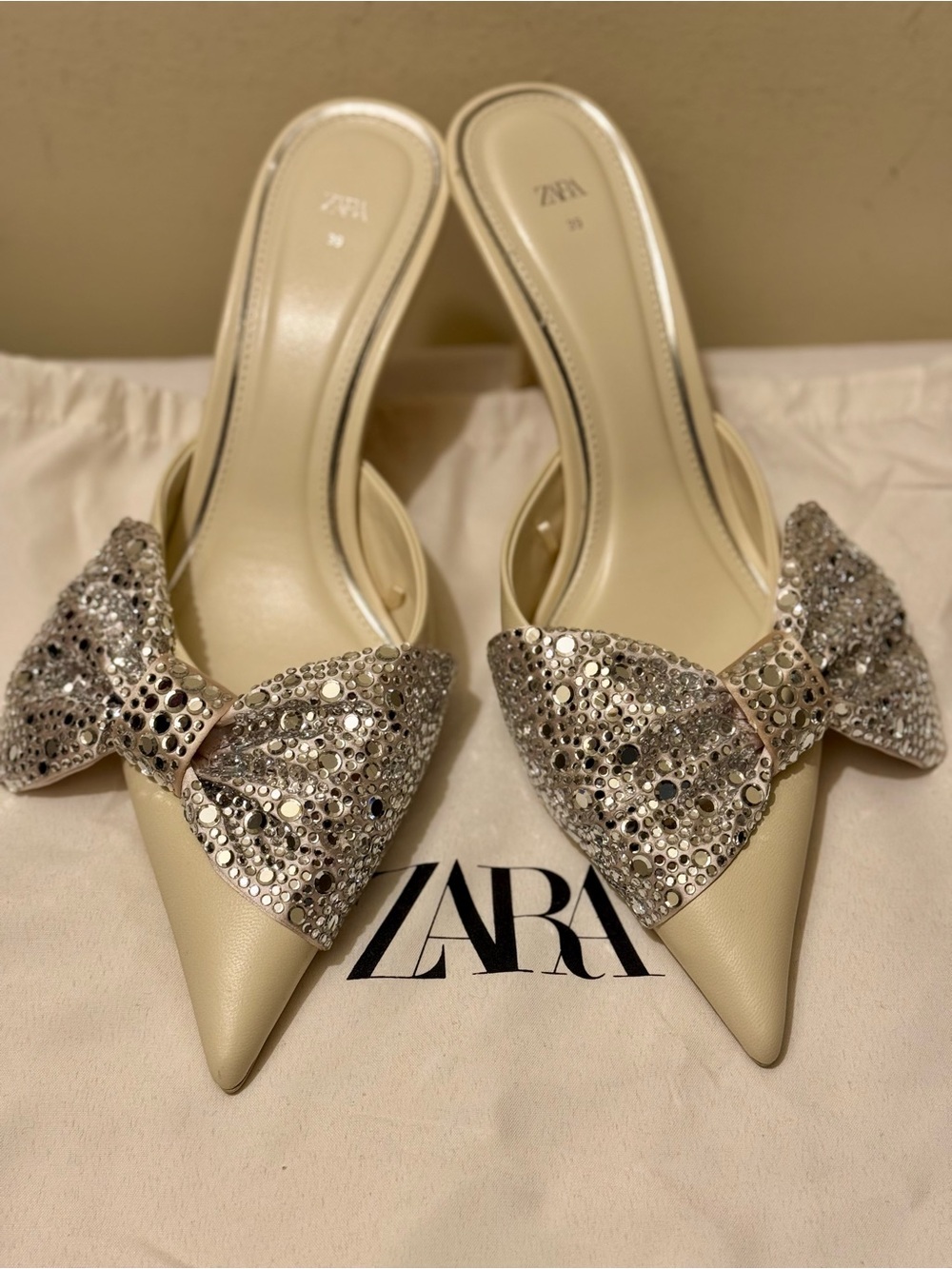 NWOT Zara Cream Pointed Rhinestone Bow Mules Heels Size 39 (Ref 1824/310) Bag